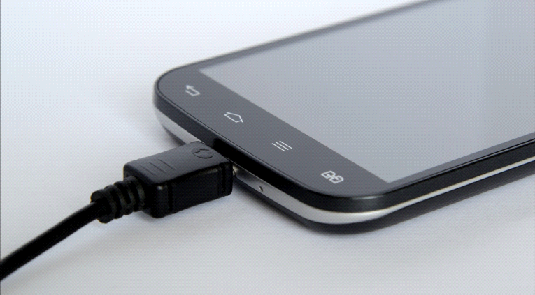 Cellulare sempre scarico? Forse le batterie al fluoruro potrebbero essere la soluzione